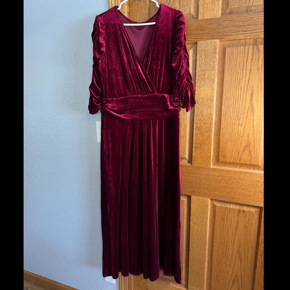 Maroon velvet formal dress new with tags size 18/20
